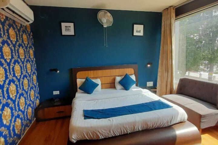 Room 5 of 9