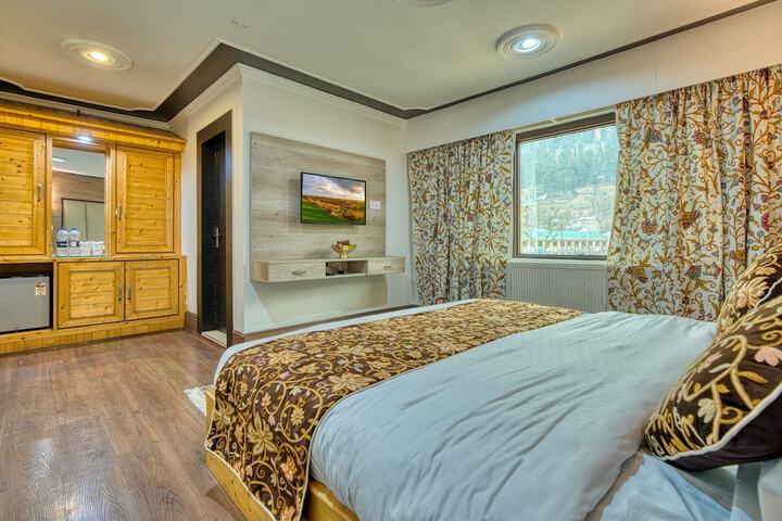 Room 6 of 28