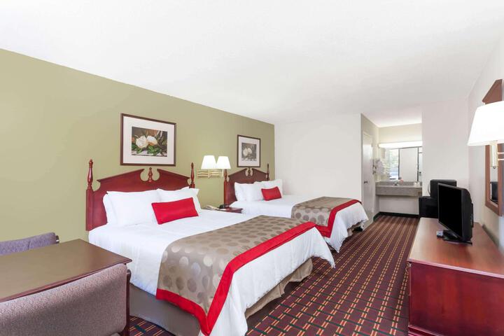 2 Queen Beds (2 of 4)