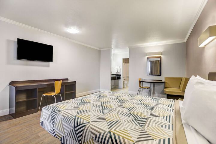 1 King Bed (3 of 5)