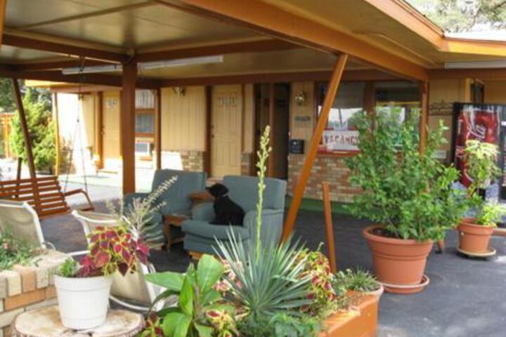 Walnut Forest Motel