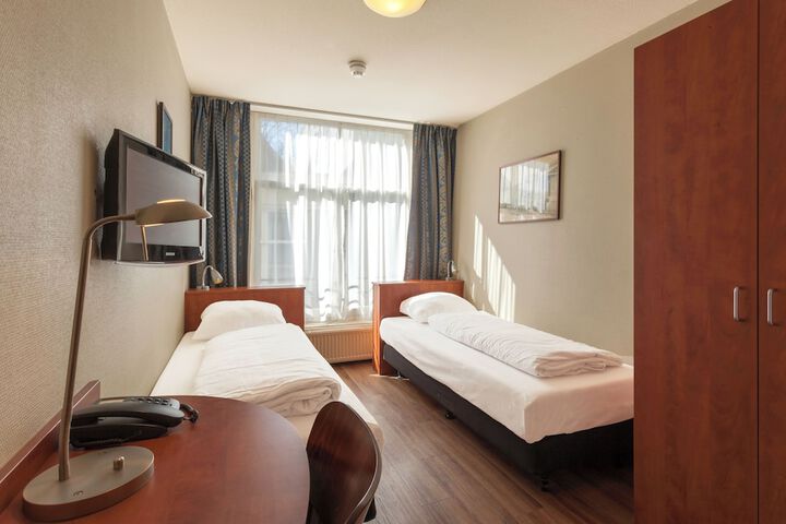 Room 44 of 118