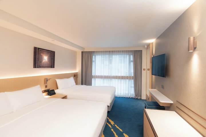 Room 28 of 90