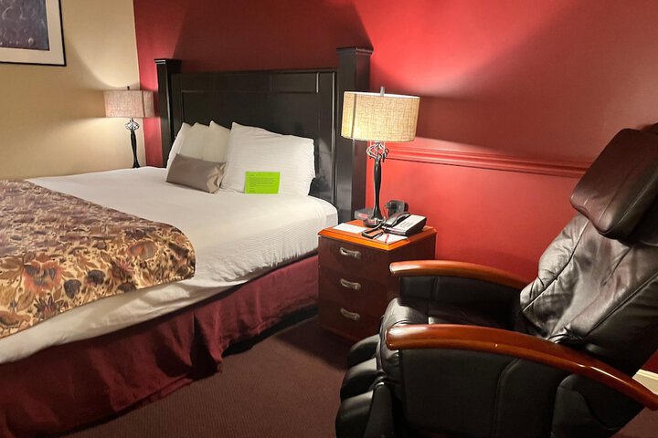 1 King Bed (5 of 10)