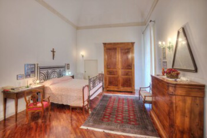 Room 8 of 28