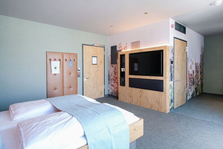 Room 8 of 28