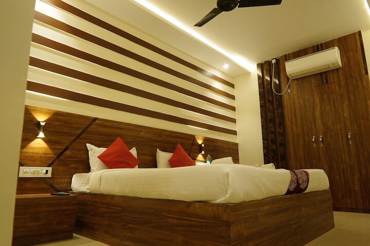 Room 9 of 32