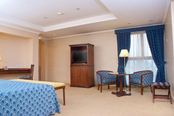 Room 15 of 37
