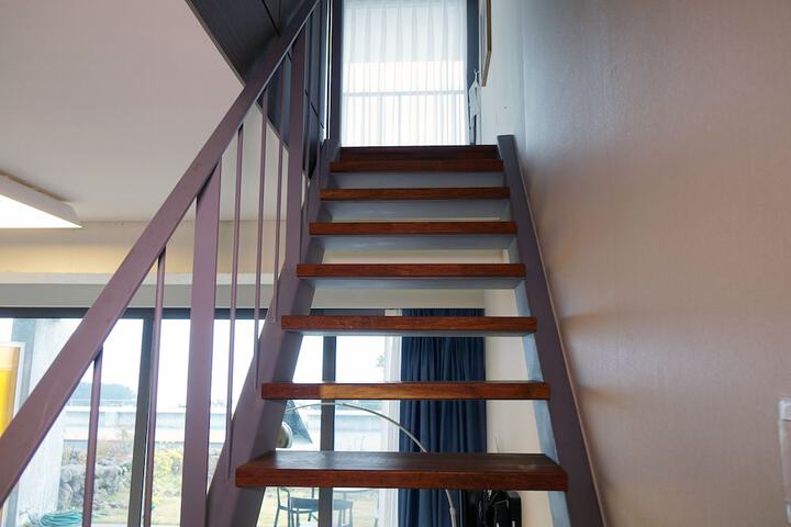 Room 3 of 253