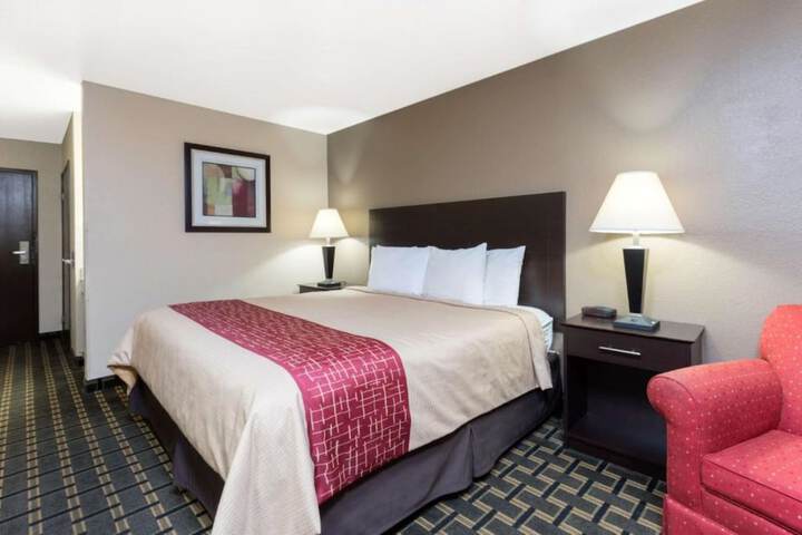 1 King Bed Accessible (3 of 7)