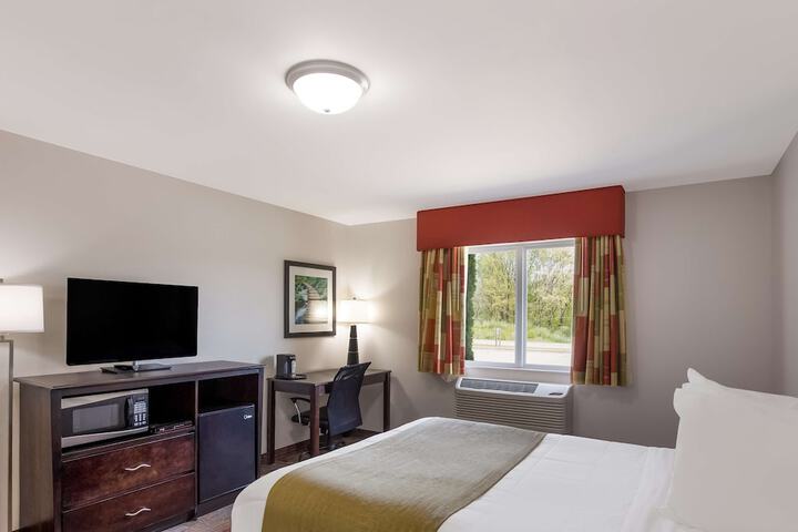 2 Queen Beds Flat Screen Television Microwave and Refrigerator, Continental Breakfast (1 of 18)