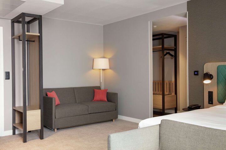 Room 16 of 40