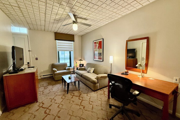 Room 7 of 12