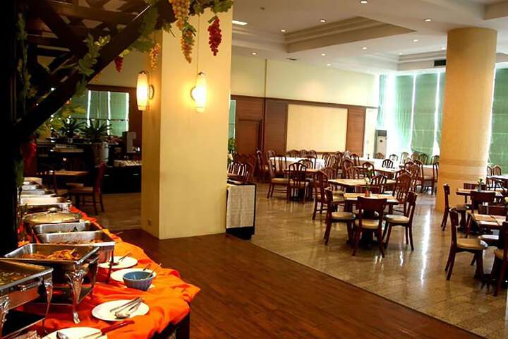 Dining 33 of 43