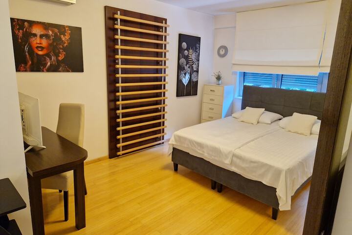 Room 18 of 98