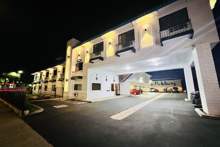 Exterior of Casa Playa Inn & Suites Stanton Anaheim Area