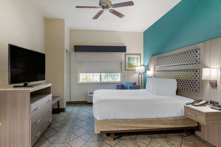 1 King Bed High Speed Internet Accessible Microwave and Refrigerator Flat Screen Television Desk Full Breakfast (6 of 12)