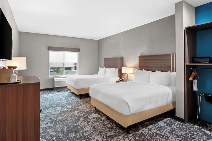 2 Queen Accessible Comm Assist Bathtub Microwave, Refrigerator WiFi Continental Breakfast (9 of 14)