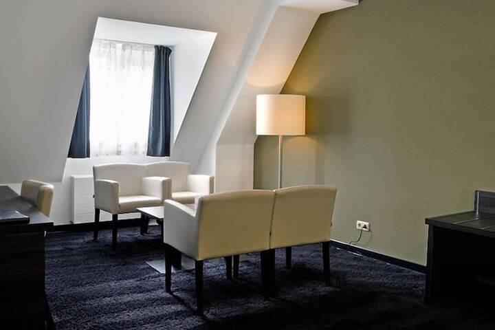 Room 8 of 28