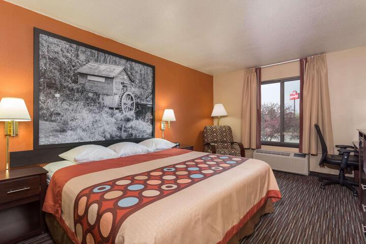 1 King Bed (1 of 4)