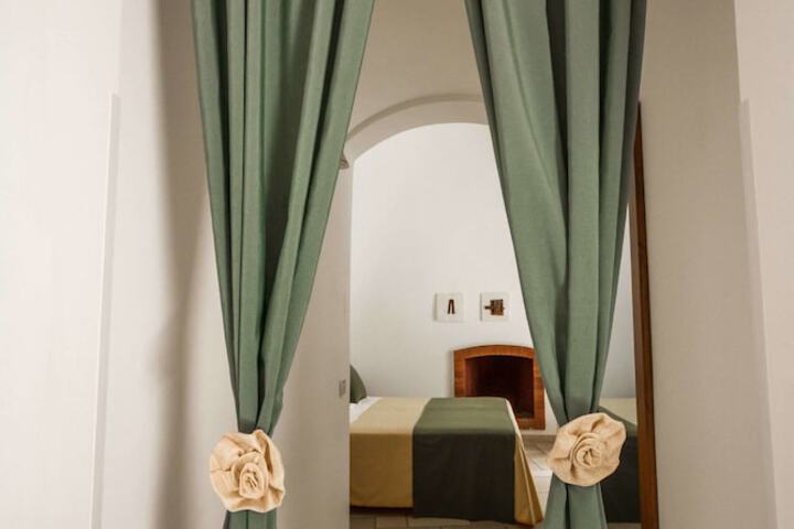Room 4 of 80