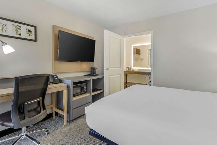 1 Queen Bed (10 of 23)