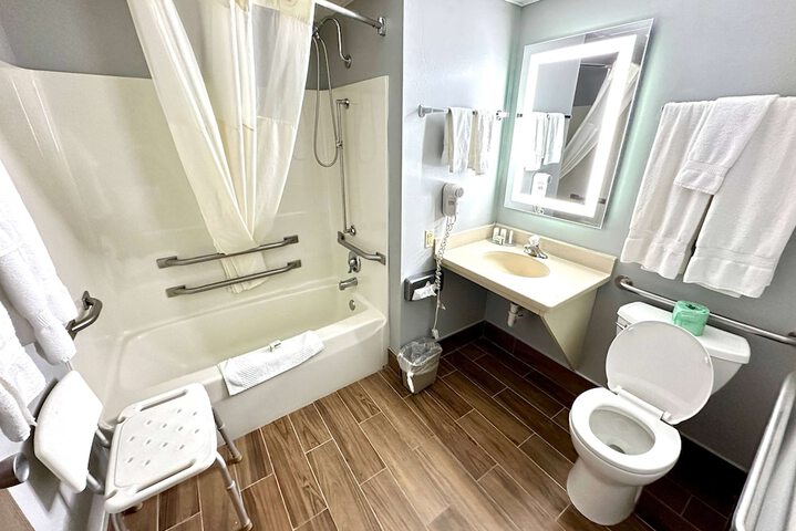 2 Queen Beds Mobility Accessible Bathtub with Grab Bars (6 of 10)