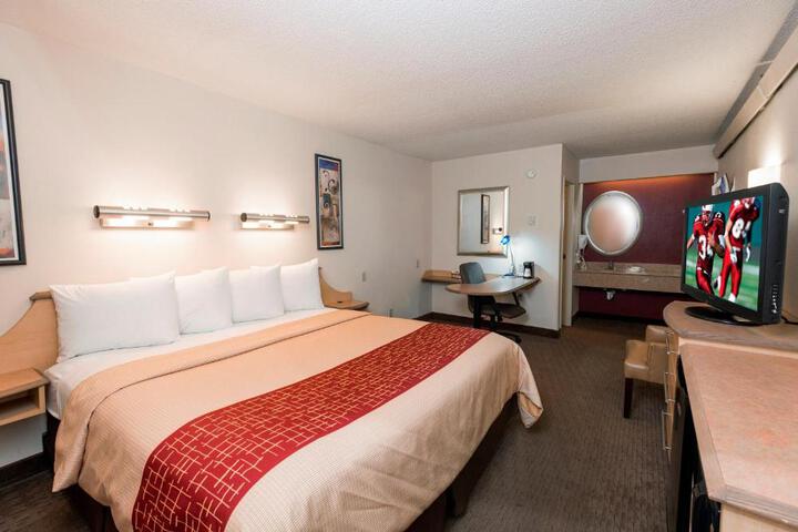 1 King Bed (2 of 18)