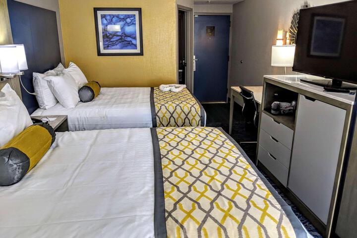 2 Queen Beds Pillowtop Bed Refridgerator High Speed Internet Full Breakfast (3 of 5)