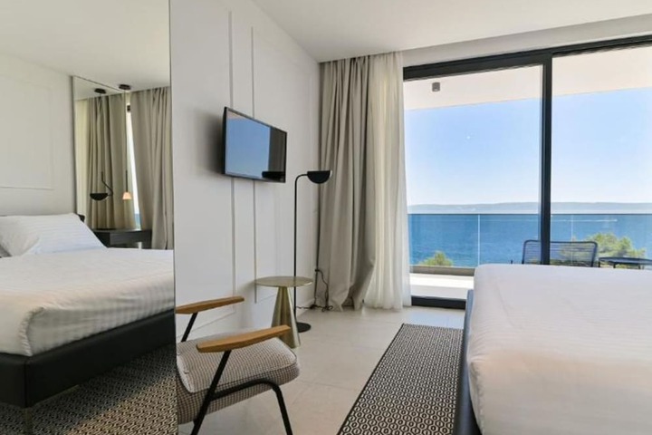 Room 4 of 42