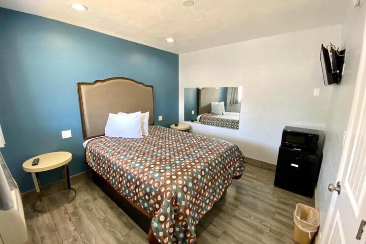 1 Queen Bed (6 of 7)