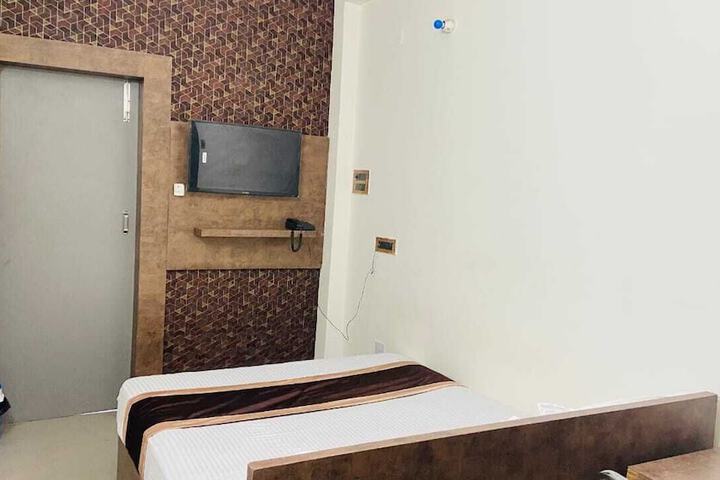 Room 4 of 28