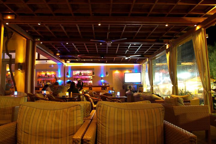 Lounge 35 of 47