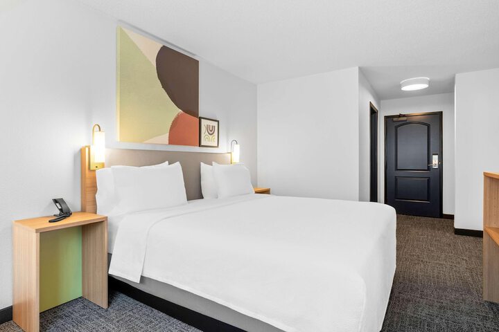 1 King Bed (8 of 10)