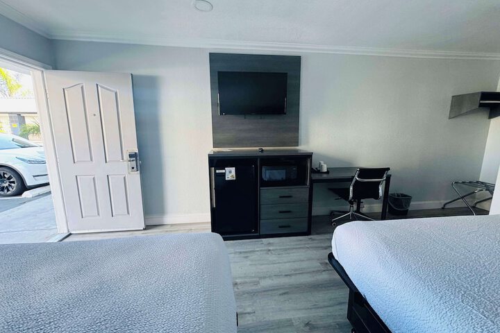 1 Queen Bed (1 of 20)