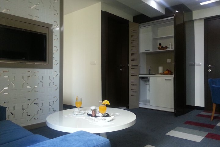Room 4 of 9