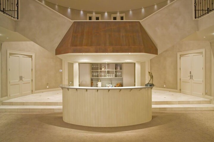 Lounge 6 of 9