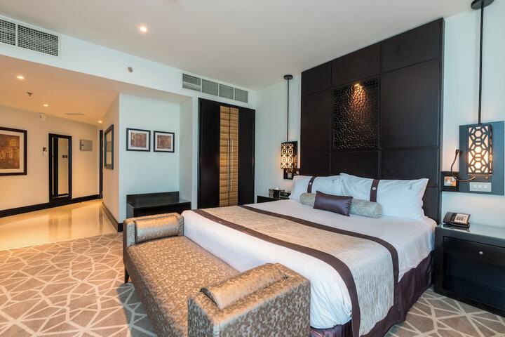 Room 53 of 211