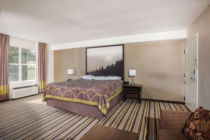 1 King Bed (2 of 6)