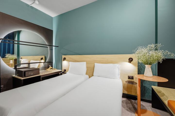 Room 3 of 107