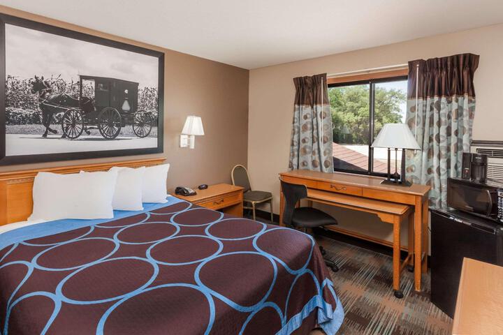 1 Queen Bed (4 of 4)