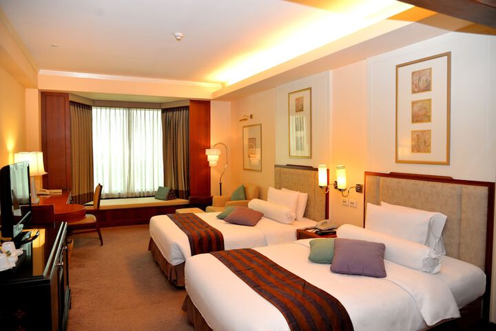 Room 10 of 93
