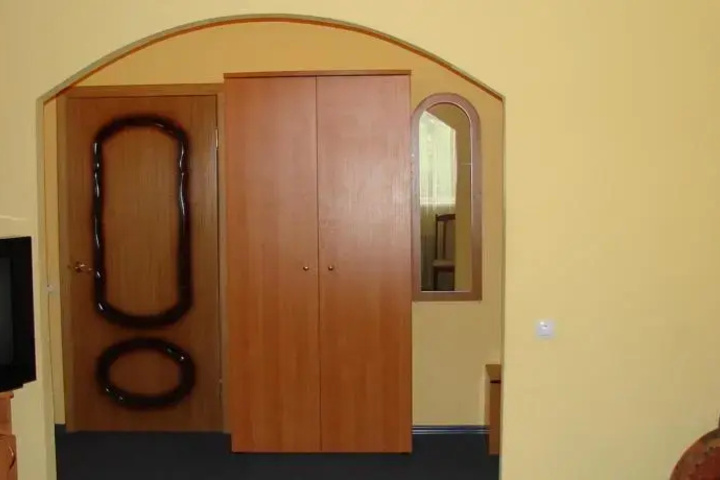 Room 4 of 10