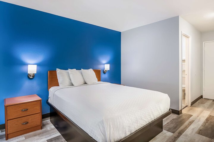 1 Queen Bed (5 of 6)