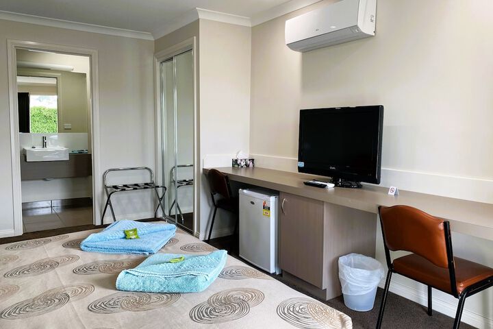 Room 6 of 16