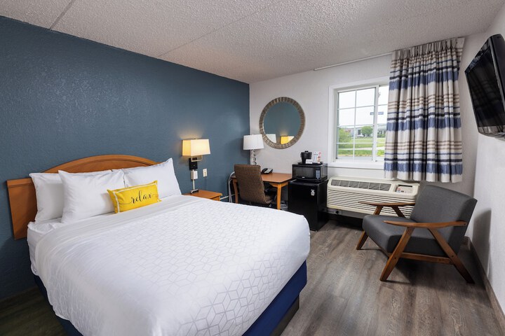 1 Double Bed Work Desk Work Space Refrigerator, Coffee and Tea Maker Full Breakfast (3 of 7)
