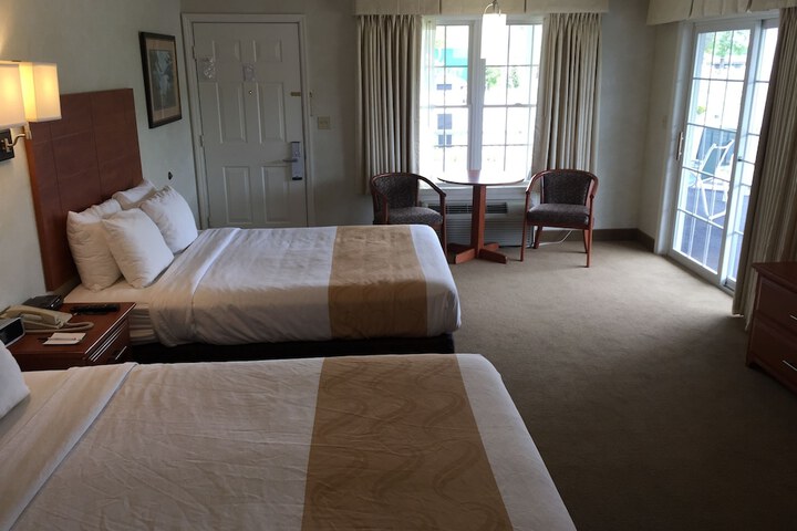 2 Queen Beds (15 of 19)