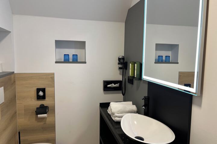 Room 17 of 27