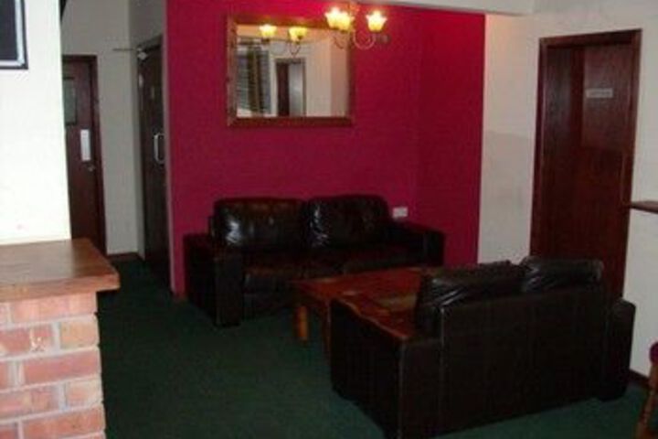 Lounge 17 of 18