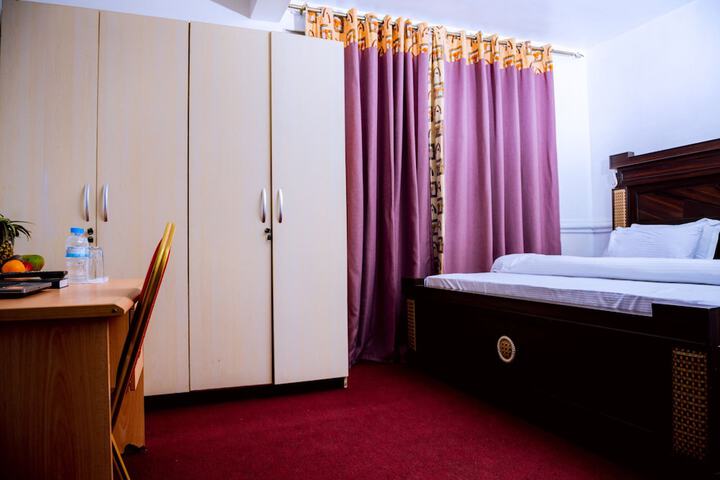 Room 27 of 78